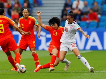 Hermoso intenta jugar el balón ante la defensa china Hermoso intenta jugar el balón ante la defensa china