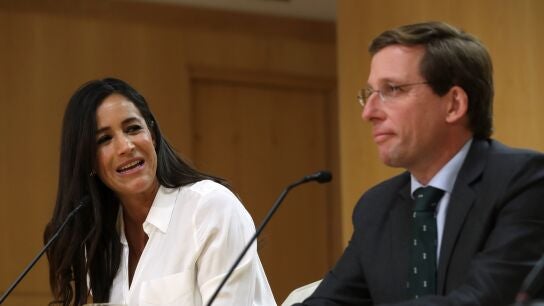 Bego&ntilde;a Villac&iacute;s, junto a Jos&eacute; Luis Mart&iacute;nez-Almeida