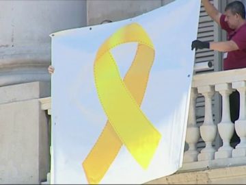 Un lazo amarillo vuelve a colgar de la fachada del Ayuntamiento de Barcelona: el PSC recrimina la decisión de Colau