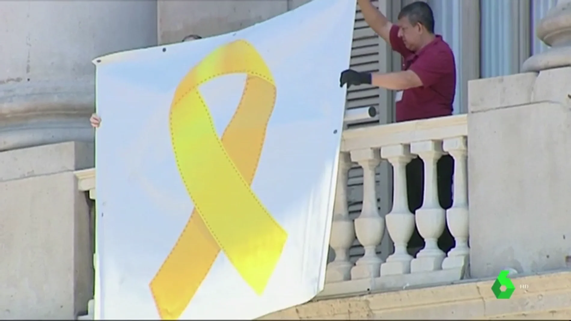 Un lazo amarillo vuelve a colgar de la fachada del Ayuntamiento de Barcelona: el PSC recrimina la decisión de Colau Un lazo amarillo vuelve a colgar de la fachada del Ayuntamiento de Barcelona: el PSC recrimina la decisión de Colau