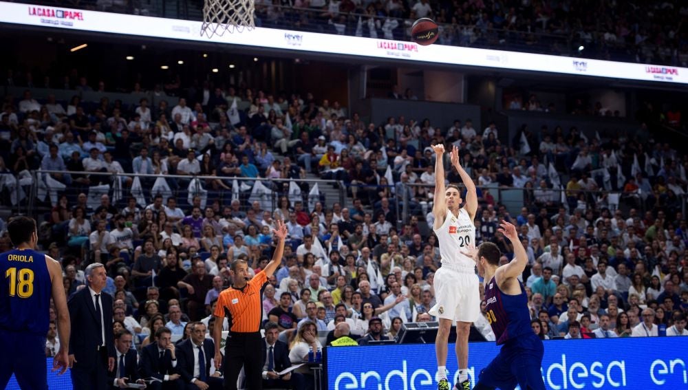 Carroll lanza un triple contra el Barcelona