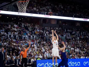 Carroll lanza un triple contra el Barcelona Carroll lanza un triple contra el Barcelona