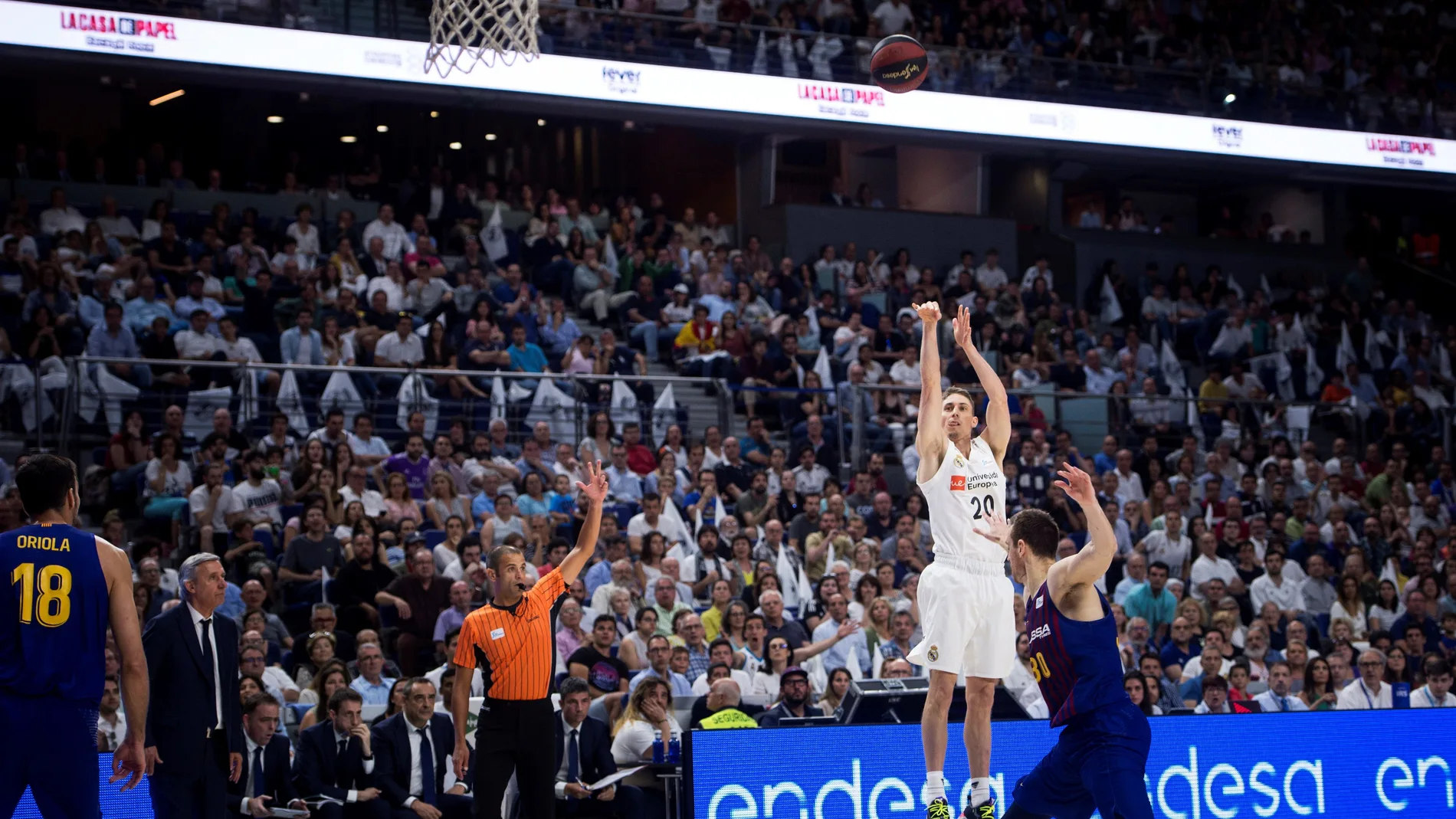 Carroll lanza un triple contra el Barcelona Carroll lanza un triple contra el Barcelona