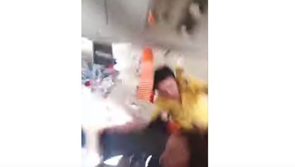 Momento en el que una azafata se golpea contra el techo de un avión