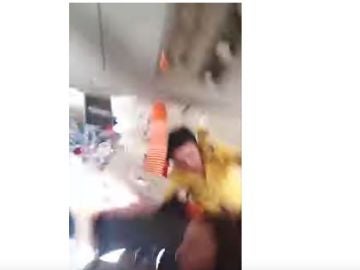 Momento en el que una azafata se golpea contra el techo de un avión