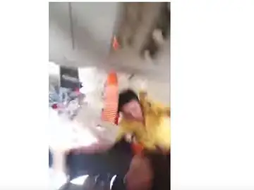 Momento en el que una azafata se golpea contra el techo de un avión Momento en el que una azafata se golpea contra el techo de un avión