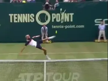 Paire intenta golpear la pelota con el pie Paire intenta golpear la pelota con el pie