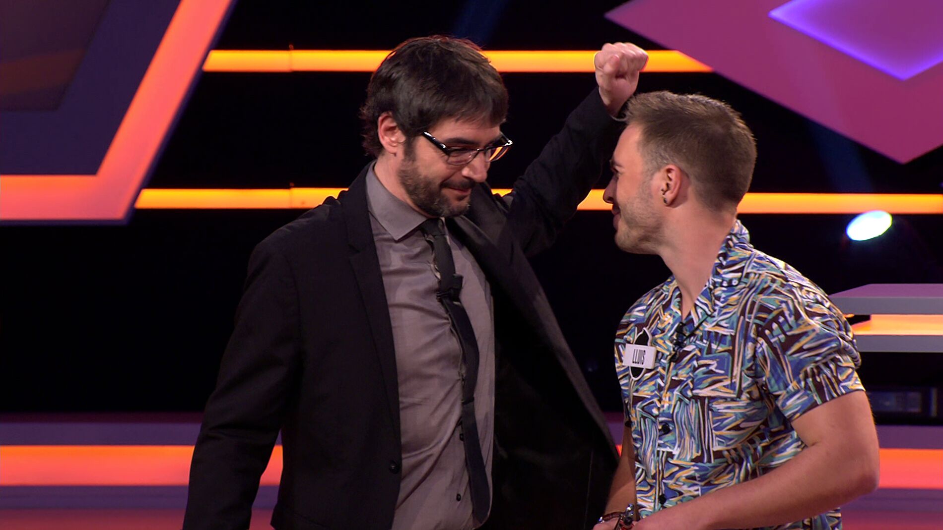 El curioso motivo por el que un concursante le huele el sobaco a Juanra Bonet en '&iexcl;Boom!'
