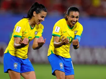 Marta celebra su gol 17 en los Mundiales junto a su compañera Thaisa Marta celebra su gol 17 en los Mundiales junto a su compañera Thaisa