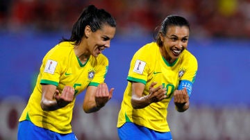 Marta celebra su gol 17 en los Mundiales junto a su compañera Thaisa
