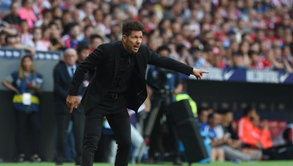 Simeone da indicaciones durante un partido del Atlético de Madrid
