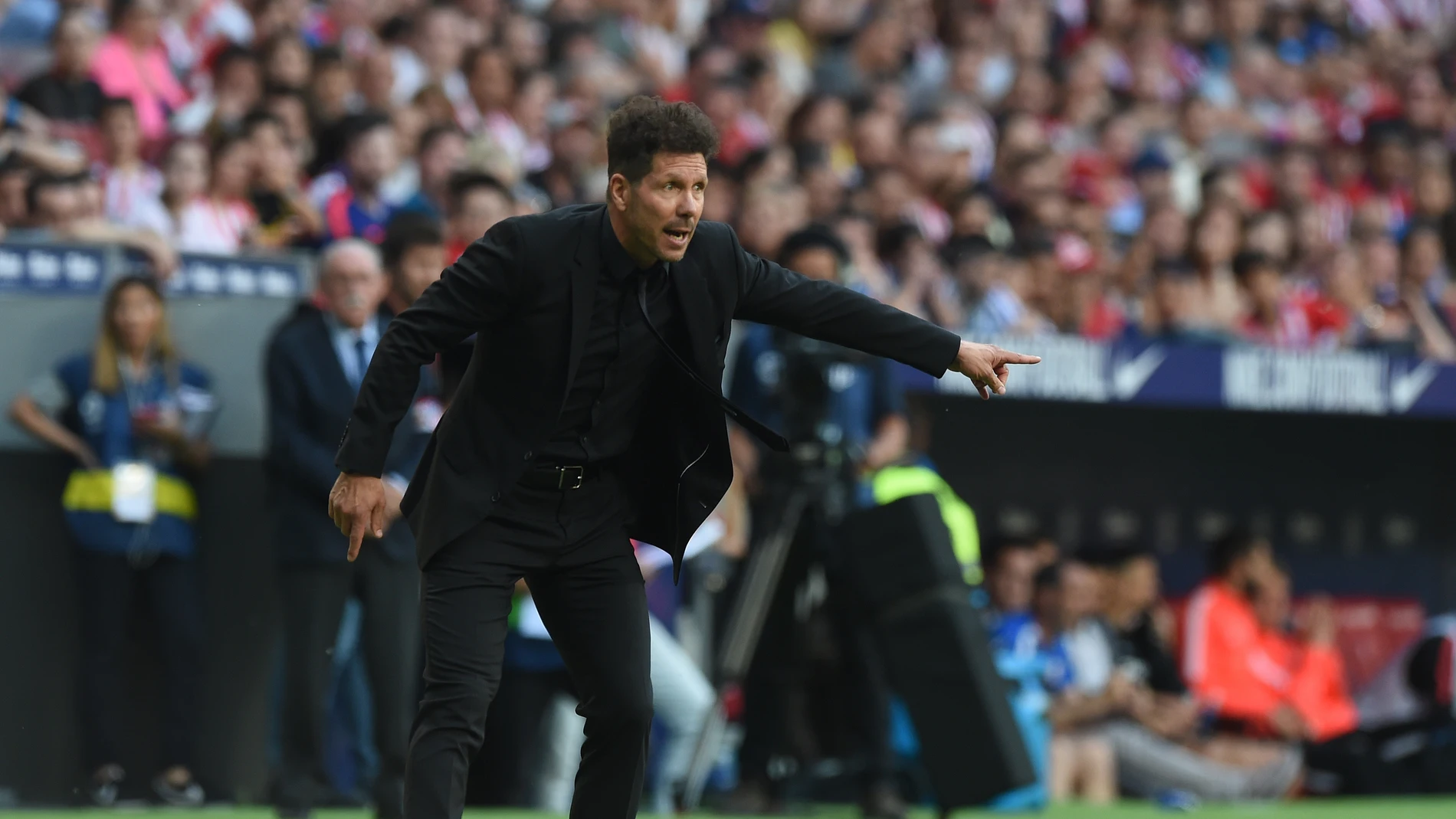 Simeone da indicaciones durante un partido del Atlético de Madrid Simeone da indicaciones durante un partido del Atlético de Madrid