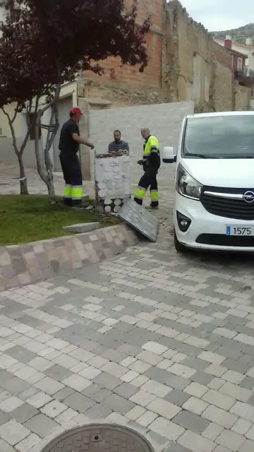 Los operarios retirando el busto Los operarios retirando el busto