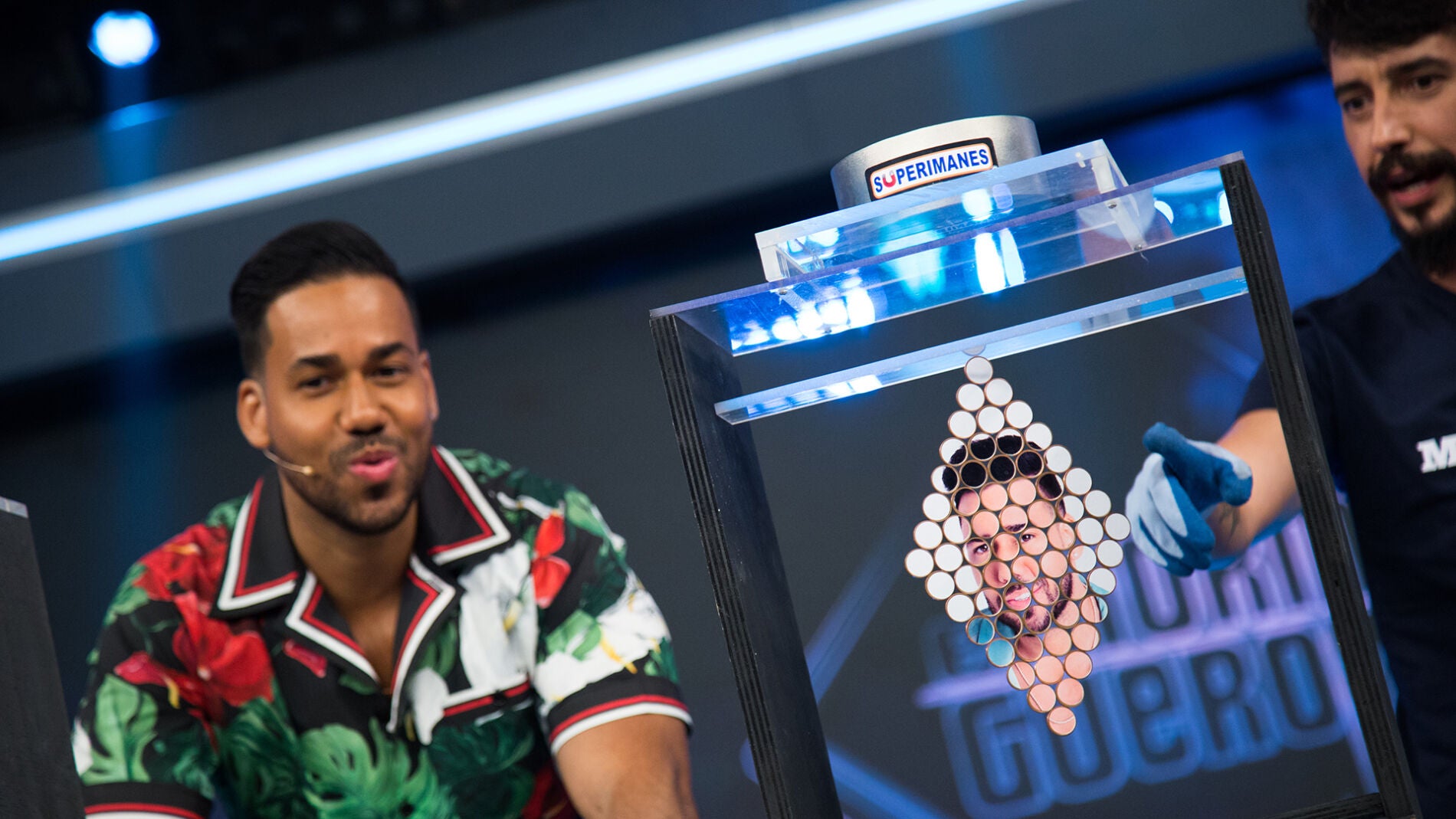 Marron crea en 'El Hormiguero 3.0' la escultura de monedas de Romeo Santos 