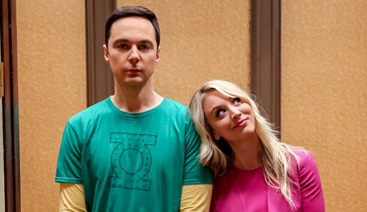 Kaley Cuoco y Jim Parsons como Penny y Sheldon Cooper en el final de 'The Big Bang Thoeroy'