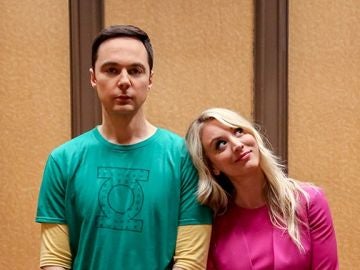 Kaley Cuoco y Jim Parsons como Penny y Sheldon Cooper en el final de 'The Big Bang Thoeroy'