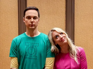 Kaley Cuoco y Jim Parsons como Penny y Sheldon Cooper en el final de 'The Big Bang Thoeroy' Kaley Cuoco y Jim Parsons como Penny y Sheldon Cooper en el final de 'The Big Bang Thoeroy'
