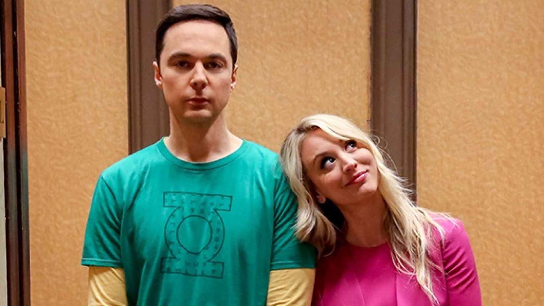 Kaley Cuoco y Jim Parsons como Penny y Sheldon Cooper en el final de 'The Big Bang Thoeroy'