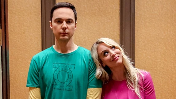 Kaley Cuoco y Jim Parsons como Penny y Sheldon Cooper en el final de 'The Big Bang Thoeroy'