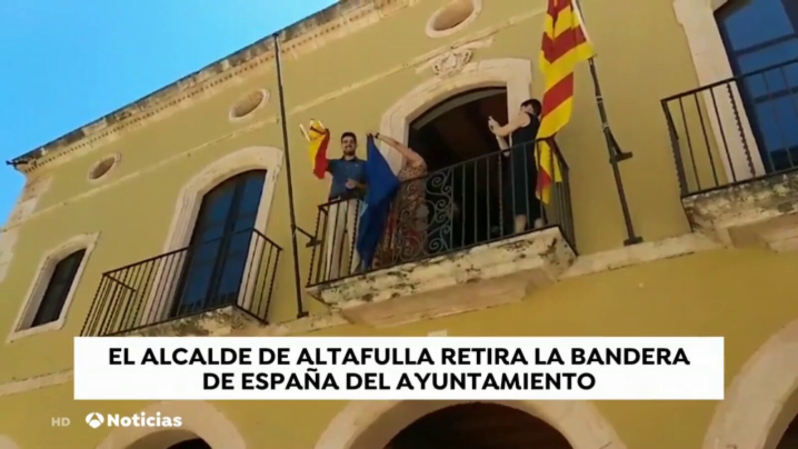 El alcalde de Altafulla retira la bandera de España del balcón del ayuntamiento
