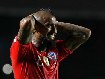 Vidal, contrariado en el partido contra Japón