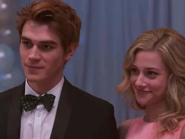KJ Apa y Lili Reinhart en 'Riverdale' KJ Apa y Lili Reinhart en 'Riverdale'