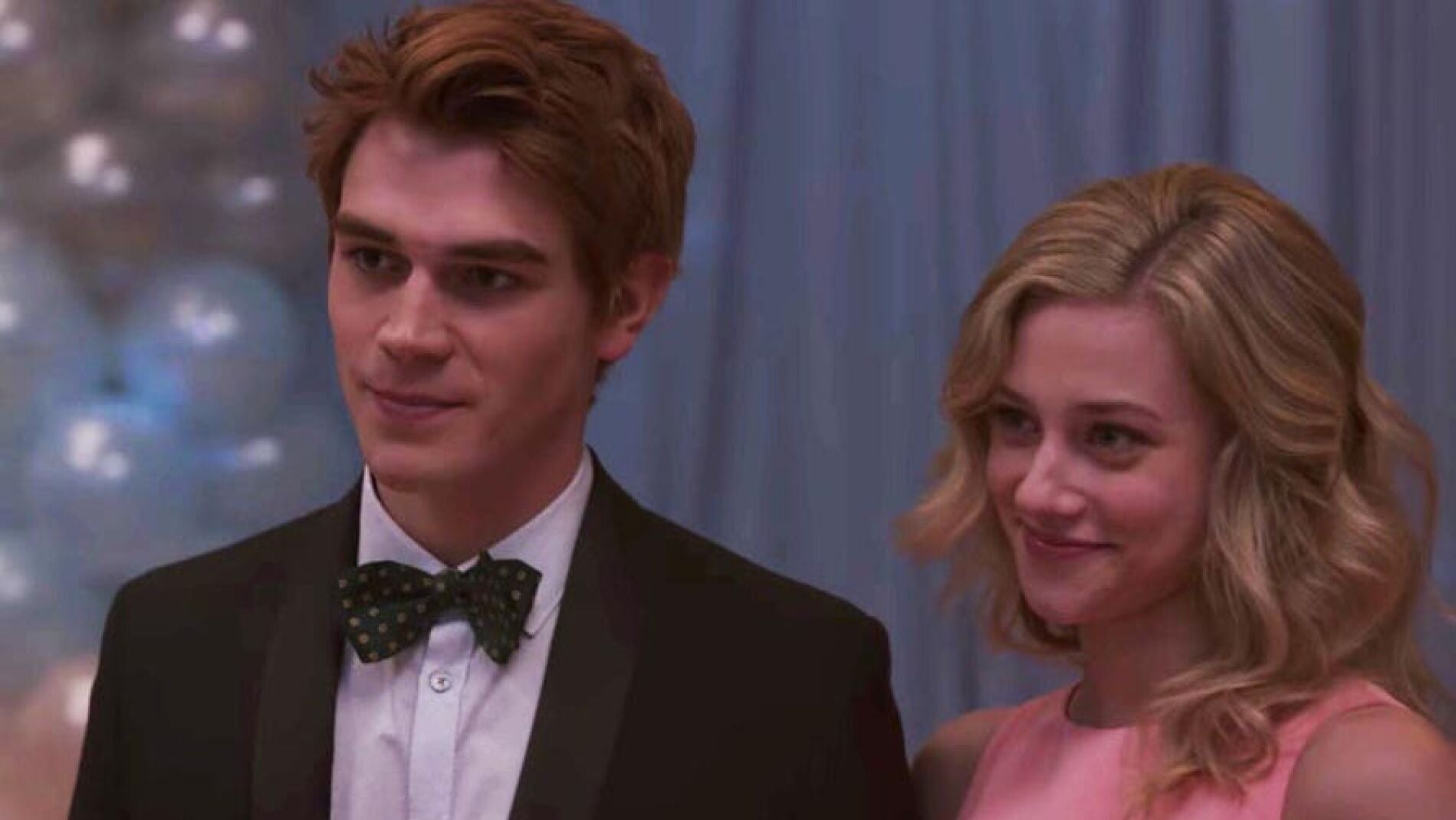 KJ Apa y Lili Reinhart en 'Riverdale'