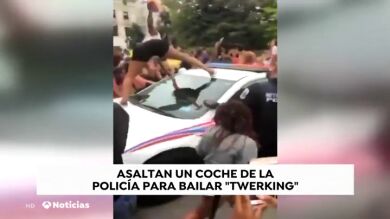 Asaltan un coche de la Policía para bailar 'twerking' en Washington