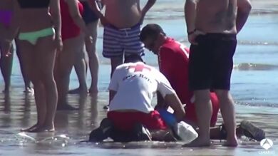 Salvan a una mujer con síntomas de ahogamiento en Radazul