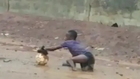 Santigi, el niño de Sierra Leona que juega al fútbol sin piernas Santigi, el niño de Sierra Leona que juega al fútbol sin piernas