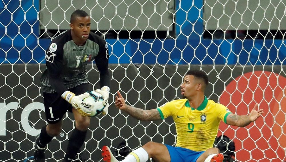 Gabriel Jesús reclama una falta