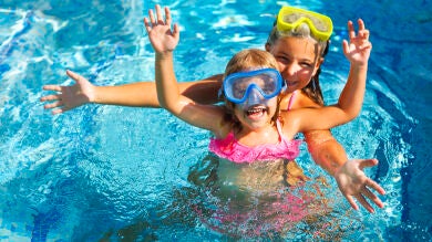 Consejos para disfrutar de la piscina municipal con tu niño (y que no sea una tarde infernal)