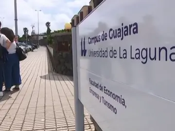 Estudiantes de turismo exigen que les convaliden asignaturas Estudiantes de turismo exigen que les convaliden asignaturas