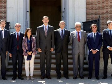 Felipe VI junto a los expresidentes del Gobierno y representantes del actual Ejecutivo en funciones Felipe VI junto a los expresidentes del Gobierno y representantes del actual Ejecutivo en funciones