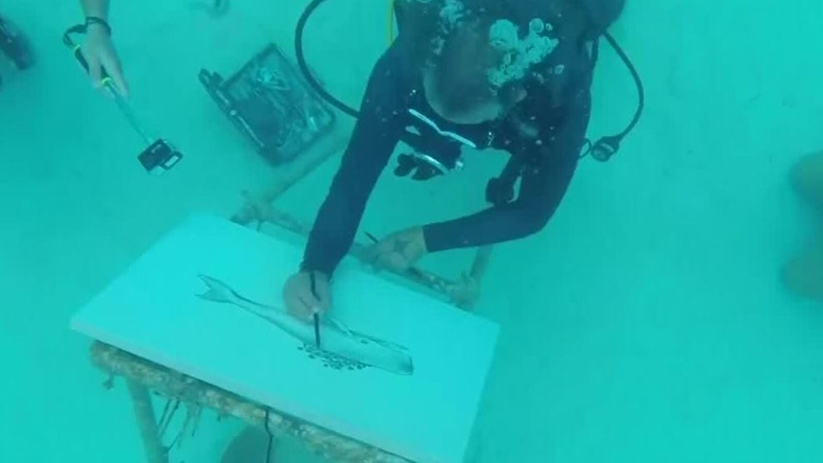 Un artista cubano sorprende pintando sus obras bajo el mar