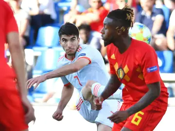 Carlos Soler dispara en el partido ante Bélgica Carlos Soler dispara en el partido ante Bélgica