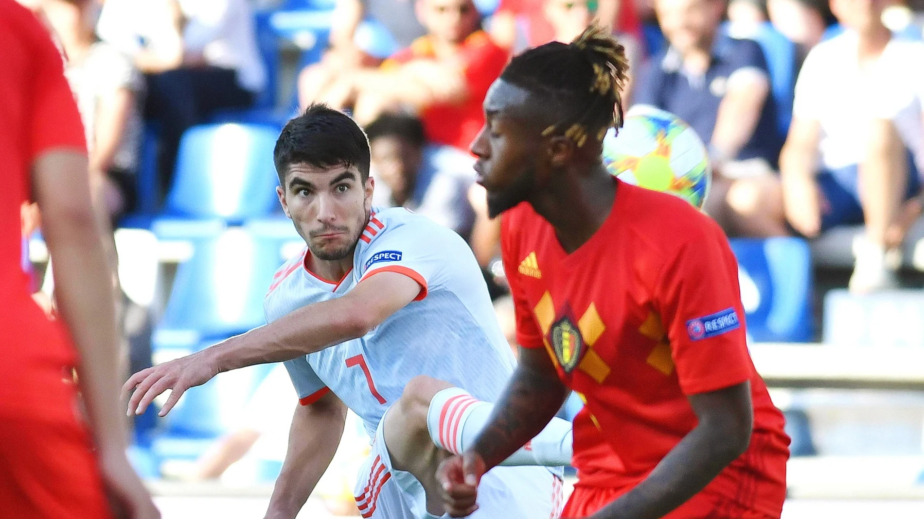 Carlos Soler dispara en el partido ante Bélgica Carlos Soler dispara en el partido ante Bélgica