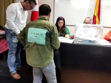 Acude a votar a las elecciones sindicales con un cuchillo clavado en la espalda Acude a votar a las elecciones sindicales con un cuchillo clavado en la espalda