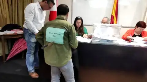 Acude a votar a las elecciones sindicales con un cuchillo clavado en la espalda Acude a votar a las elecciones sindicales con un cuchillo clavado en la espalda