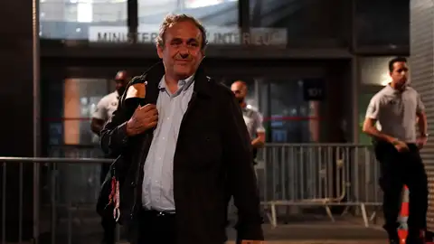 Michel Platini, a su salida de la Oficina Anticorrupción de la Policía Judicial en Nanterre (Francia) Michel Platini, a su salida de la Oficina Anticorrupción de la Policía Judicial en Nanterre (Francia)