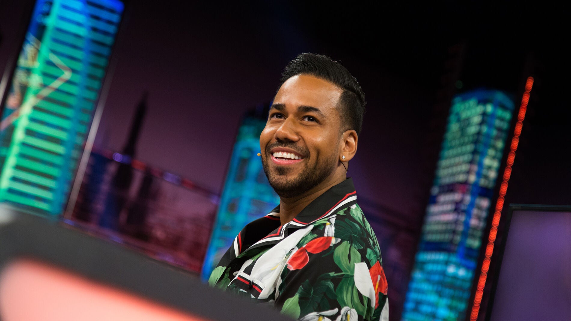 La tradición de Romeo Santos de camuflarse en Halloween para recuperar su anonimato: "Las chicas me empujan"