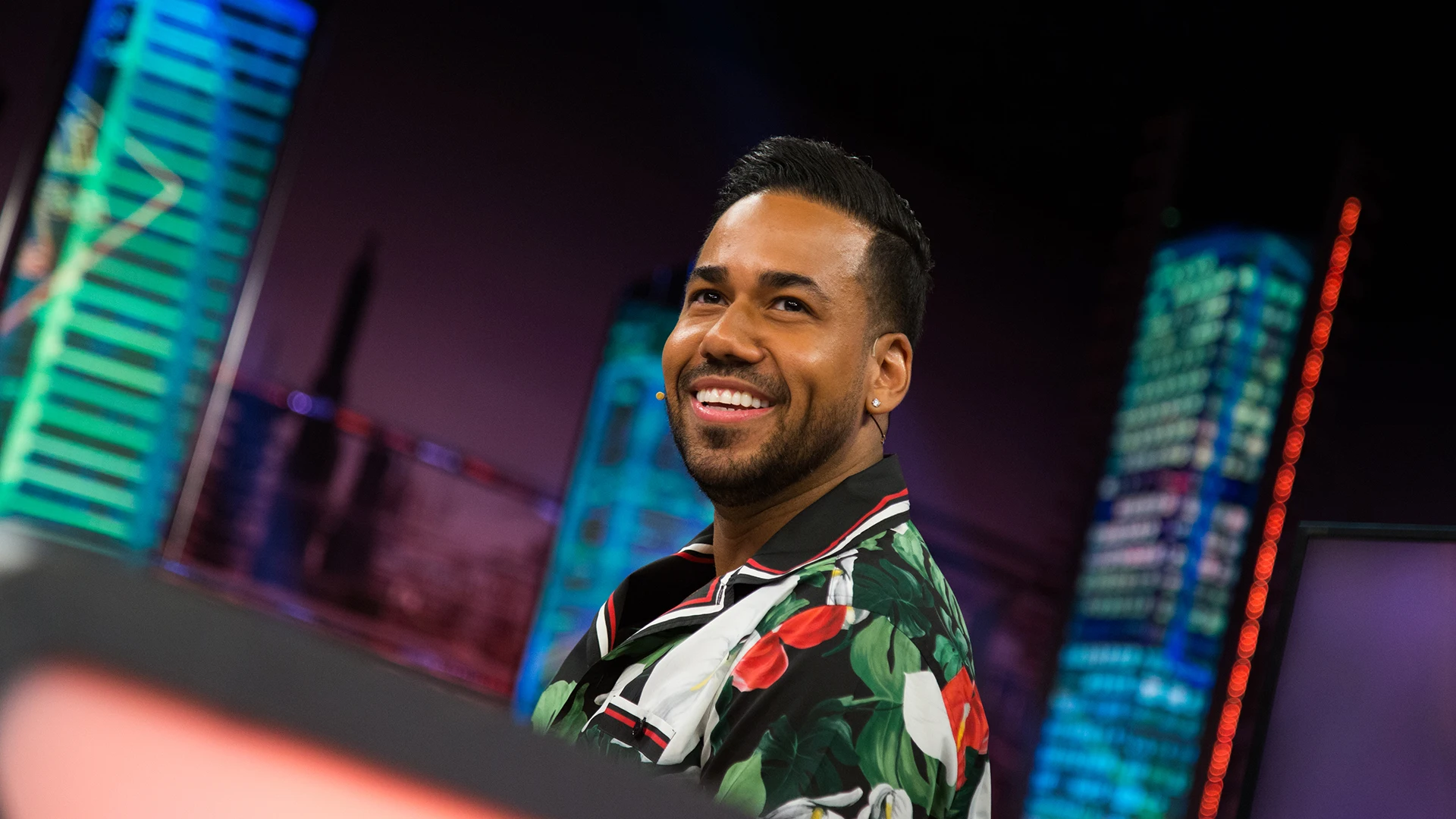 La tradición de Romeo Santos de camuflarse en Halloween para recuperar su anonimato: "Las chicas me empujan"