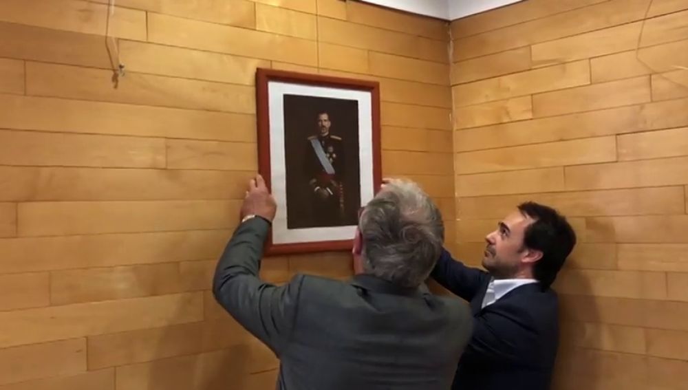 Josep Bou pide a Colau que coloque la imagen del Rey Felipe VI en el Salón de Plenos