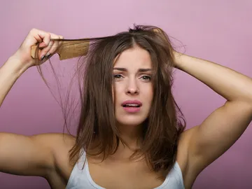 Mujer cepillándose el cabello Mujer cepillándose el cabello