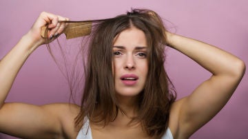 Mujer cepillándose el cabello