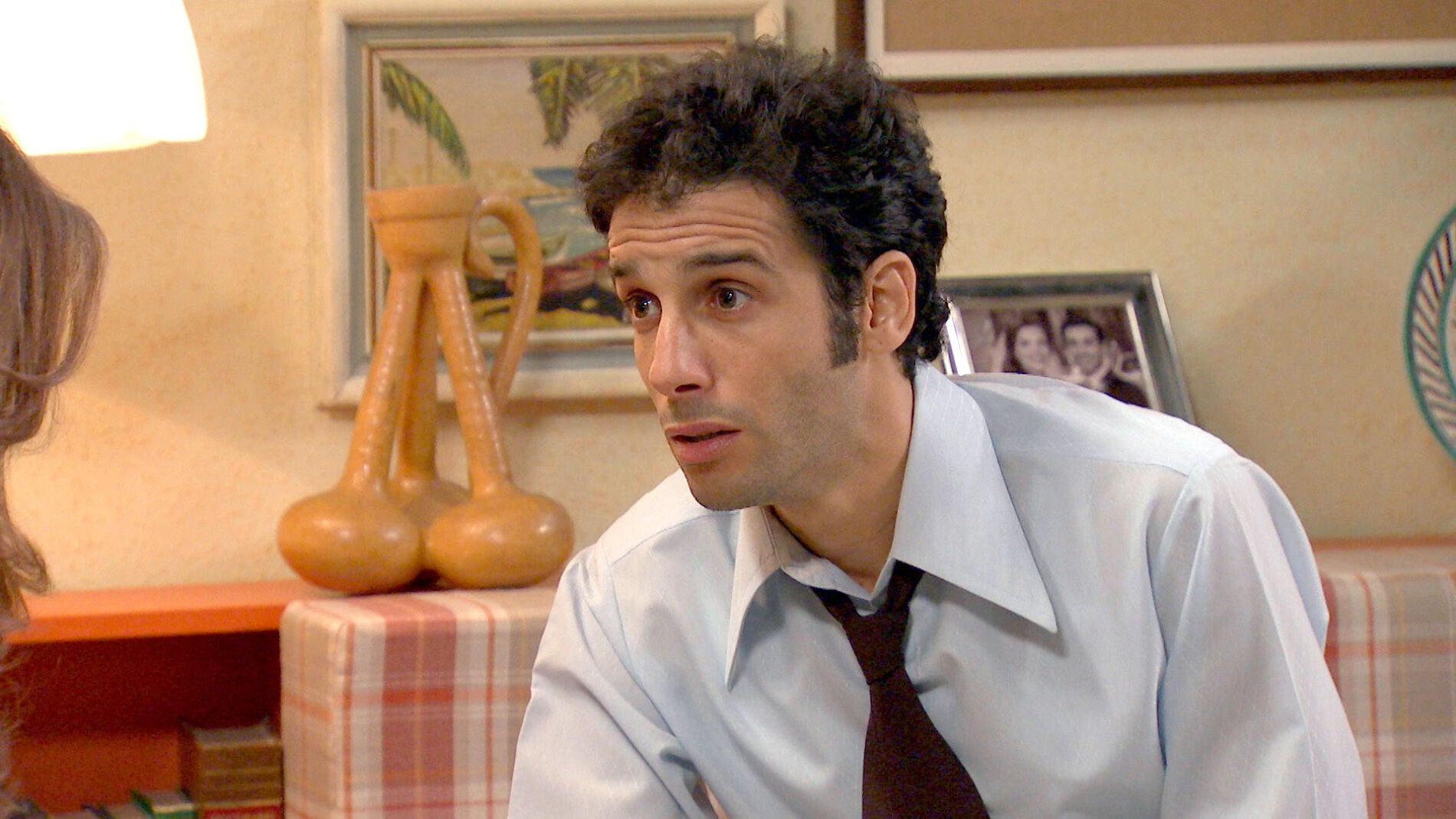 Ignacio, ebrio, le confiesa a Nuria su angustia