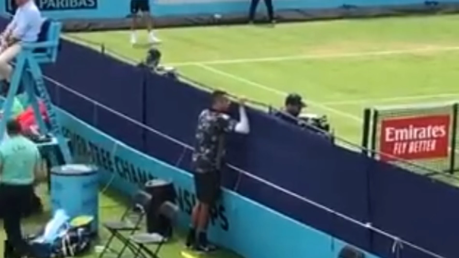 Kyrgios y su 'extraño' descanso en su partido en Queens Kyrgios y su 'extraño' descanso en su partido en Queens