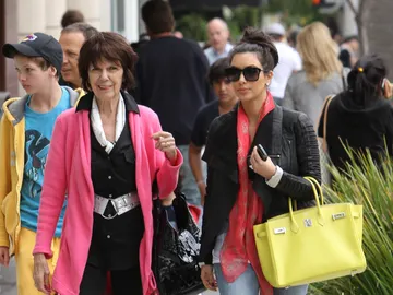 Kim Kardashian junto a su abuela MJ Kim Kardashian junto a su abuela MJ