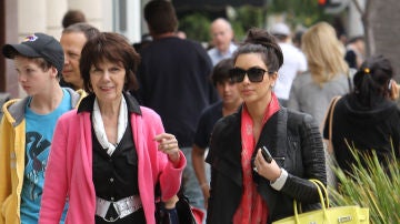 Kim Kardashian junto a su abuela MJ Kim Kardashian junto a su abuela MJ