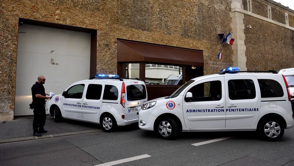 Un convoy para transportar prisioneros llega a la prisión de La Sante